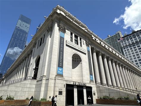 Fans are queuing at magnolia bakery - moynihan train hall for hours 22