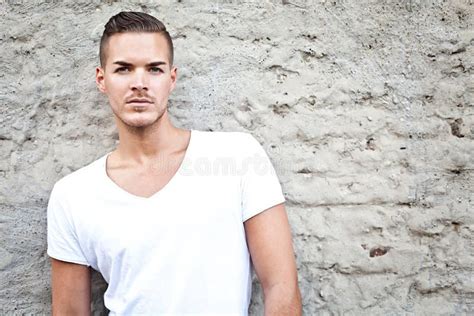 Hombre Joven Hermoso Foto De Archivo Imagen De Brunette