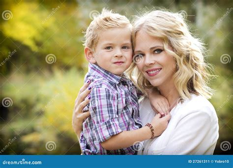 Schöne Blonde Mutter Und Nettes Sohn Portrait Stockbild Bild von freude muttergesellschaft