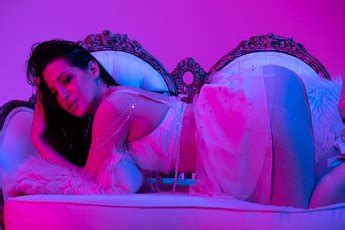 Aubree Valentine Shows Off Her Gorgeous Naked Body Photos