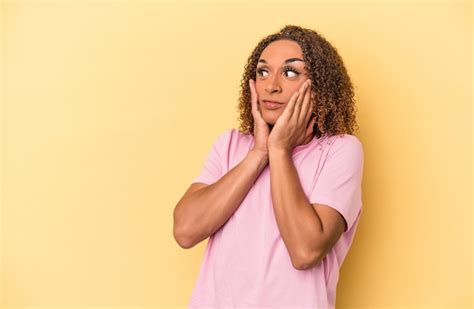 Jovem Mulher Transexual Latina Isolada Em Fundo Amarelo Medo E Medo Foto Premium
