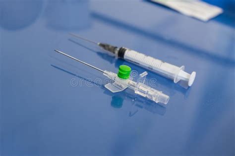 Периферийный венозный катетер на руке молодой женщины Стоковое ...