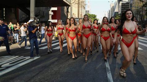Las Candidatas A Miss Bumbum Mostraron Sus Cuerpos En Bikini En La Calle Infobae