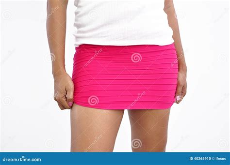 De Mooie Vrouw Heft Roze Minirok Op Stock Foto Image Of Stijl Brunette 40265910