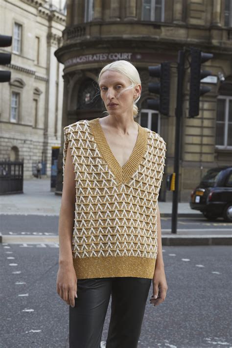 Вязаная жилетка: самые модные модели этой весны | Vogue Russia