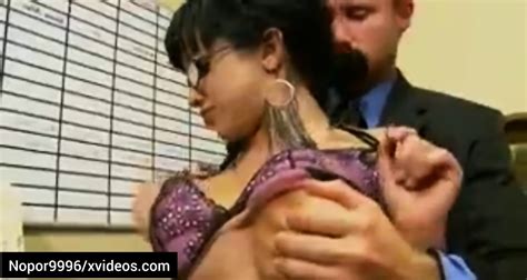 Secretaria Latina Es Castigada Por Su Jefe