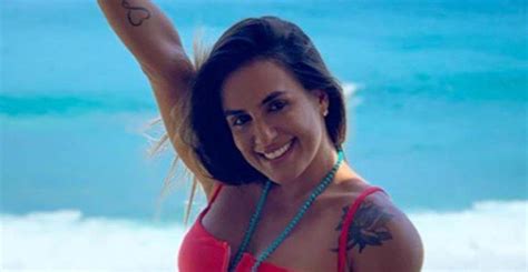 Carol Peixinho ostenta bumbum poderoso ao usar biquíni fio dental