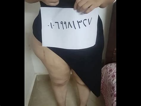 شاف الشغاله لابسه قميص وبزازها طالعه منه نط عليها ورشقه فى كسها XVIDEOS