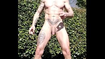 Branlette et exhib à poil dans le jardin XVIDEOS