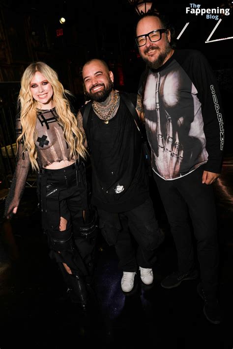 Avril Lavigne Shows Off Her Tits The Th Anniversary Celebration Of Ashton Michael Atelier