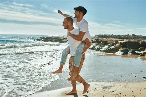 Encantadora Pareja Gay En Paseo En La Playa Foto De Archivo Imagen De Lazo Sonrisa