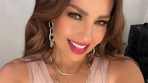 Desde la piscina Thalía seduce con un escotado y colorido bikini estampado MDZ Online