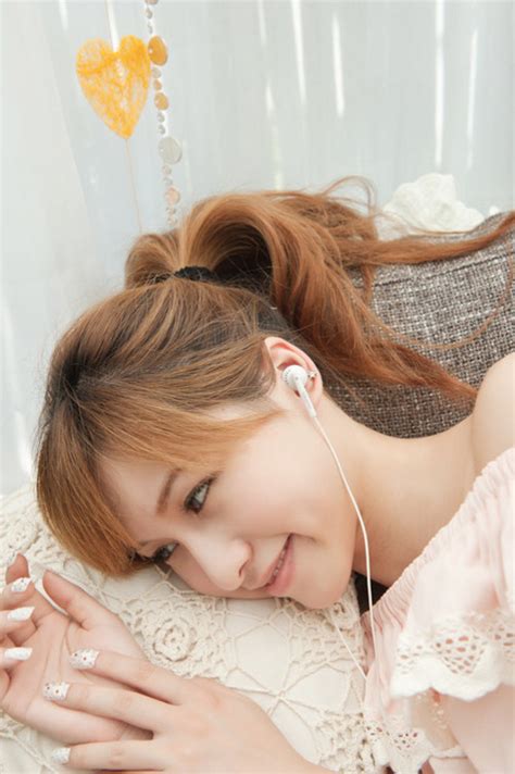 Hot girl xinh như thiên thần cùng tai nghe cao cấp