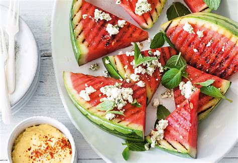 Gegrillte Wassermelonen Wedges Mit Feta Minz Crumble Und Maisdip