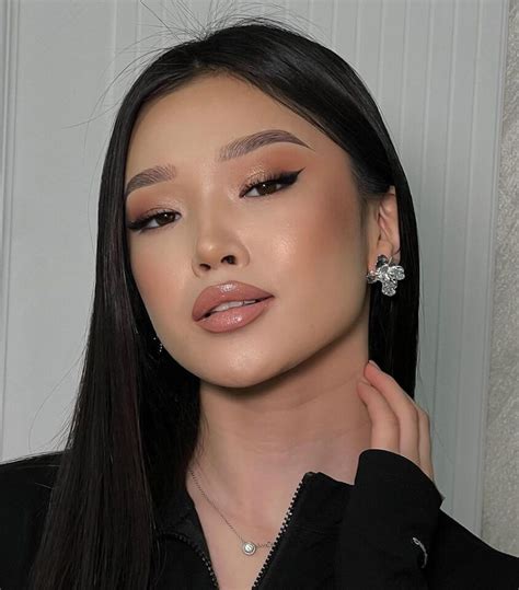 Soft Nude Makeup Is The Minimalist Trend Of The Season