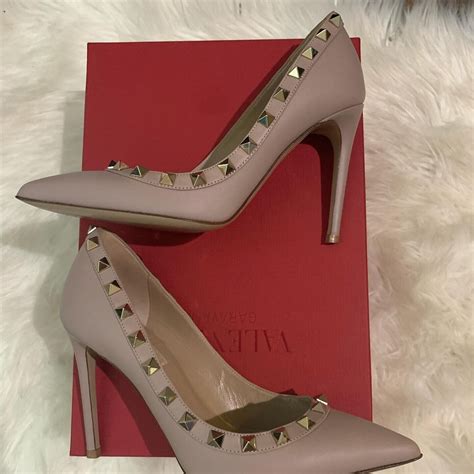 Valentino Garavani Rockstud Nude Pump Size 35 With Box Gem