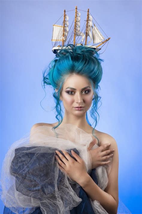 Ragazza Sensuale Con Le Spalle Nude E La St Blu Dipinta Dei Capelli Fotografia Stock Immagine