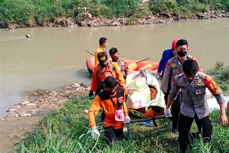 Foto Diduga Depresi Seorang Ibu Ditemukan Tewas Di Sungai Cileungsi