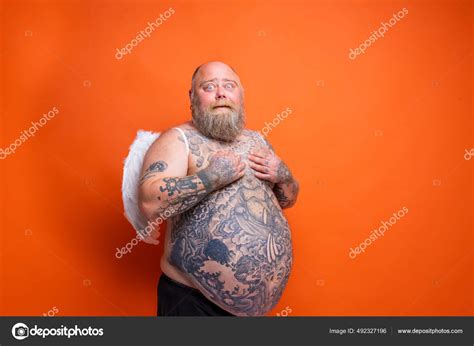 Gordo Surpreendido Homem Barba Tatuagens E Asas Age Como Um Anjo