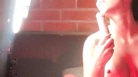 Rainha Hot Wife Fazendo Um Boquete Em Um Pau De Borracha Cnn Amador