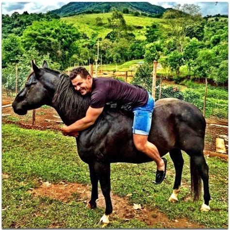 Fã Sertanejo Eduardo Costa abraça cavalo