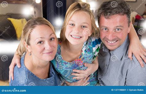Blonde Amicale Heureuse De Père De Mère De Famille à La Maison Et De Fille De Beauté Image stock