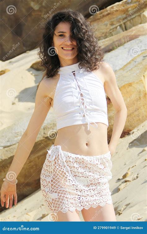 Una Chica En Un Tanque Y Un Micro Bikini De Plata Imagen De Archivo Imagen De Miembro Color