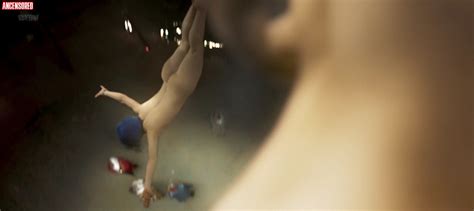 Naked Amanda Britto In O Grande Circo Mistico