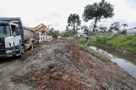 Prefeitura Realiza Desassoreamento E Limpeza Do Rio Bucarein Na Zona