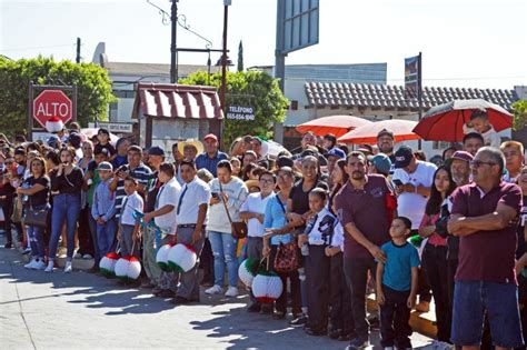 Tecatenses disfrutan del tradicional desfile cívico militar de