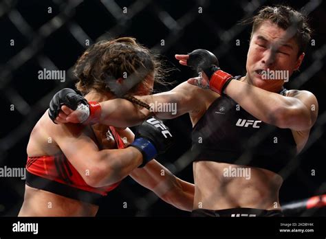 Zhang Weili De Chine R Combat Joanna Jedrzejczyk De Pologne Dans