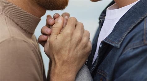 Roma Acido E Insulti Contro Una Coppia Gay Dai Vicini Omofobi Altarimini