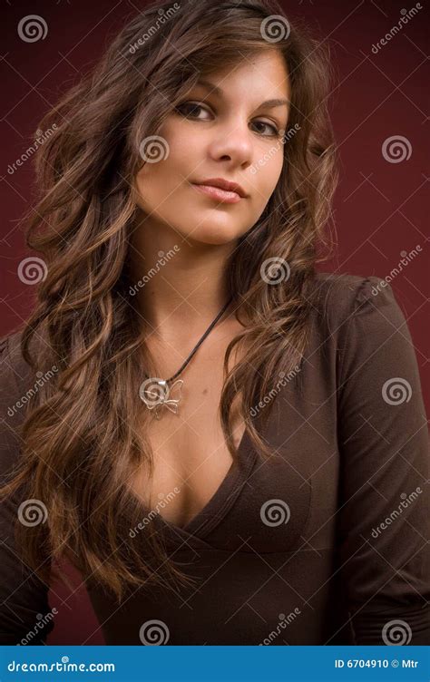 Portret Van Een Mooie Jonge Vrouw Stock Foto Image Of Modern Brunette 6704910