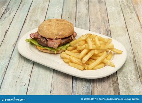 Hambúrguer Clássico De Carne Com Alface De Queijo E Bacon E Gurância De