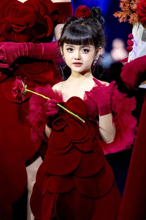 Con gái hot girl Kem Xôi được mệnh danh búp bê sống Báo Tri thức và Cuộc sống TIN TỨC PHỔ