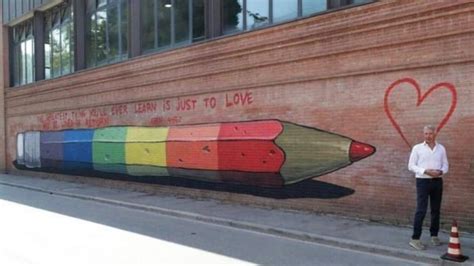 Ravenna Scrissero Il Preside Gay Sul Muro Del Liceo Frase Coperta Da Un Opera Arcobaleno