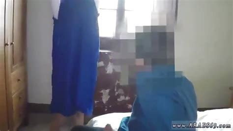 Arabe avec hijab suçant une bite Porn