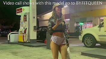 Linda jovencita amateur se burla del público en la gasolinera XVIDEOS