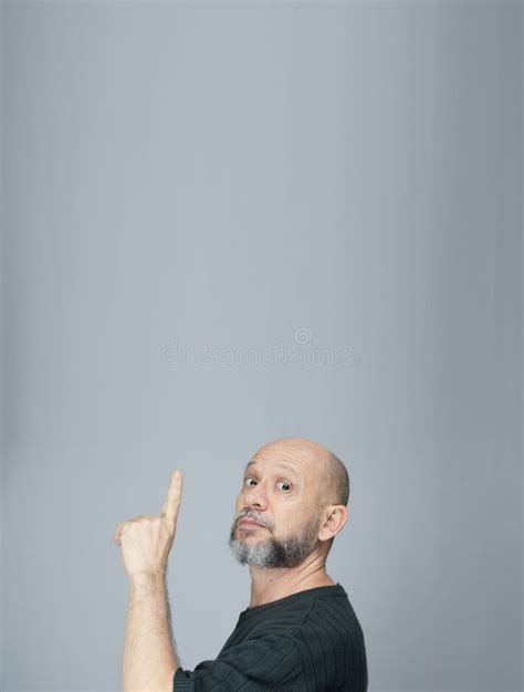 Portrait De L Homme Mature Debout Sur Fond Blanc Homme Barbu Chauve Faisant Des Gestes Image