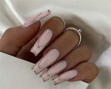 Nude and gold nails Vernis à ongles Idées vernis à ongles Ongles des doigts