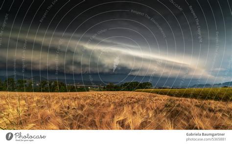 Gigantische Shelf cloud zieht über Wiesen und Felder ein lizenzfreies