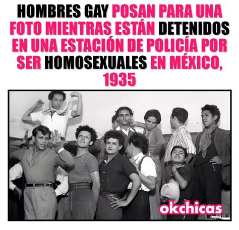 Hombres gay posan para foto mientras están detenidos en una estación de policía por ser