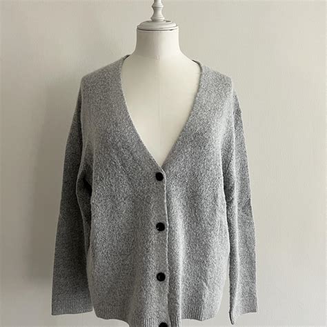 Old Navy Cardigan Sweater - Size M - Light Grey -... - Depop