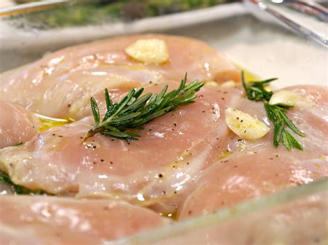 Marinating_chicken | Food Channel