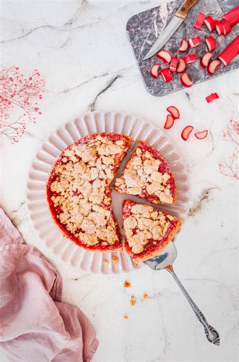 Saftiger Rhabarber Streuselkuchen Mit Erdbeeren Und Quark