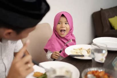 6 Tips Paling Ampuh Mengajarkan Anak Puasa Mulai Dari Menahan Lapar