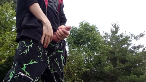 艾登戴蒙德aiden Diamond在小径上自慰 差点被抓住 Pornhub Gay