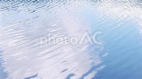 水面に映る青空と雲 No 27313741｜写真素材なら「写真ac」無料（フリー）ダウンロードok