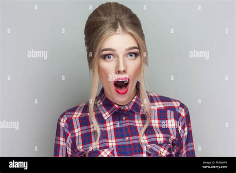 Sch Ne Blonde M Dchen Mit Rosa Kariertem Hemd Erstaunt Sammelte Hochsteckfrisur Frisur Und Make