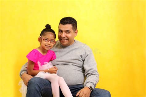 O Pai Solteiro Divorciado E Marrom Carrega A Sua Filha Latina Vestida De Bailarina Que Eles